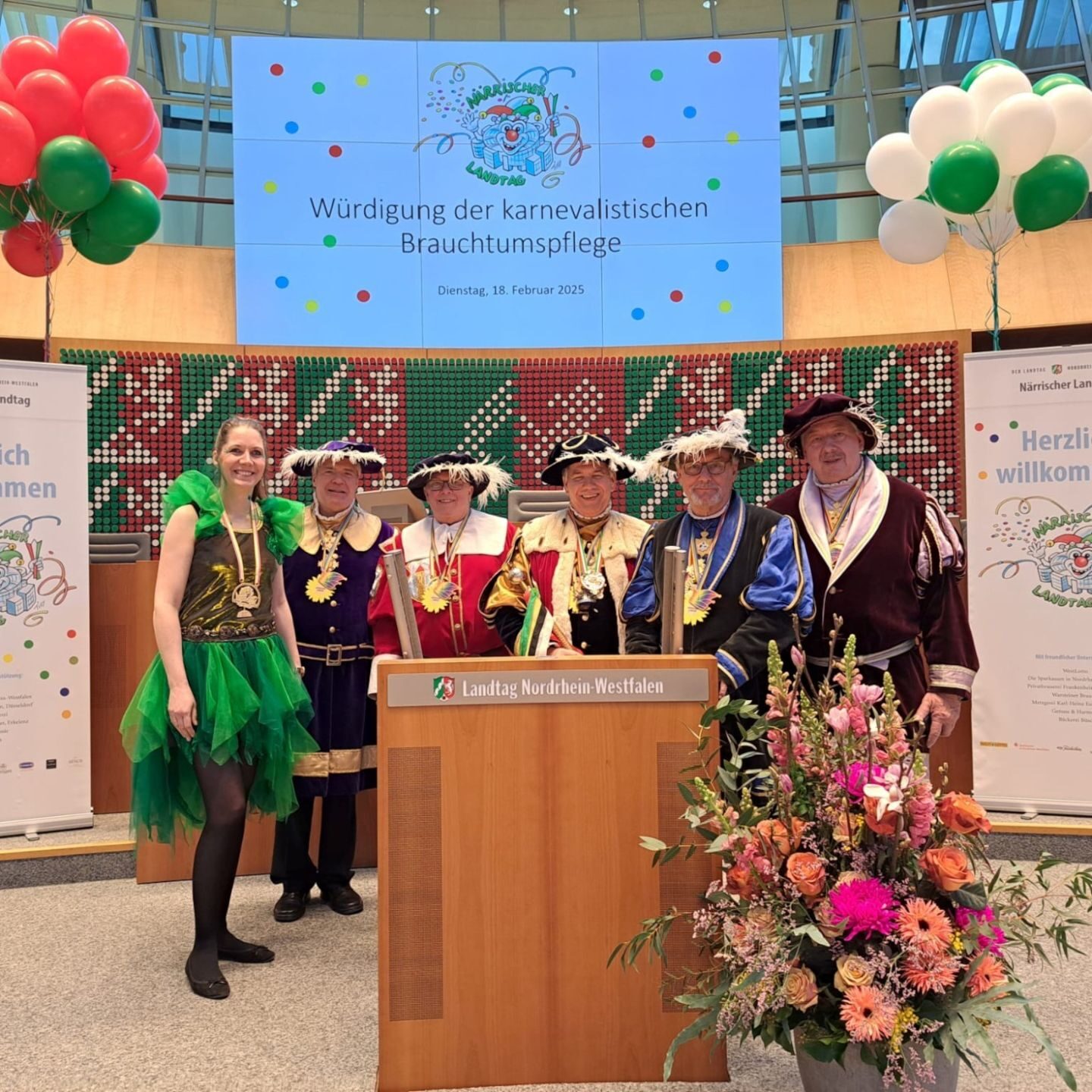 Das Bild zeigt die Fastnachtskumpanei "Die Wiedertäufer am Buddenturm" zu Besuch im Landtag NRW.