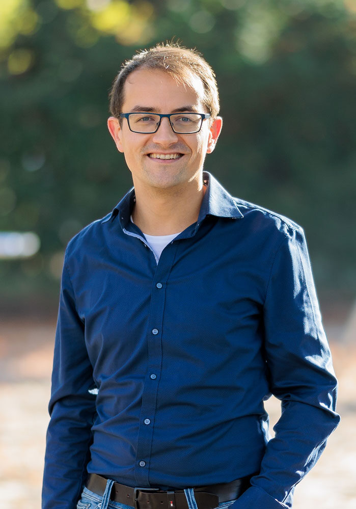 Portrait von Robin Korte vor einem Spielplatz